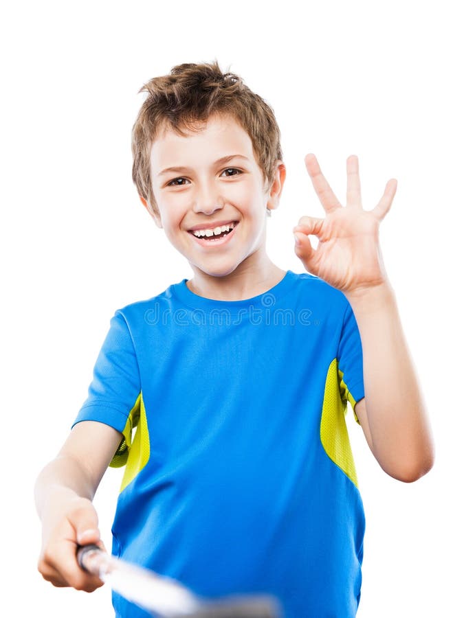 Menino de sorriso considerável da criança que guarda a vara do selfie do telefone celular ou do smartphone que toma a foto do ret foto de stock royalty free Menino de sorriso considerável da criança que guarda a vara do selfie do telefone celular ou do smartphone que toma a foto do ret foto de stock royalty free