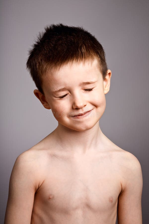 Menino despido com os olhos fechados foto de stock Menino despido com os olhos fechados foto de stock