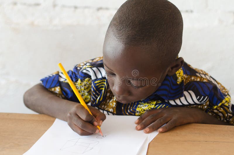 Meninos africanos estudam educação on-linecrianças assistindo