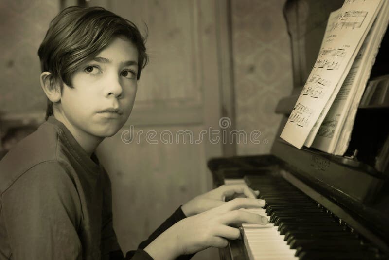 Foto de Garoto Adolescente Jogo Eletrônico Teclado De Piano e mais