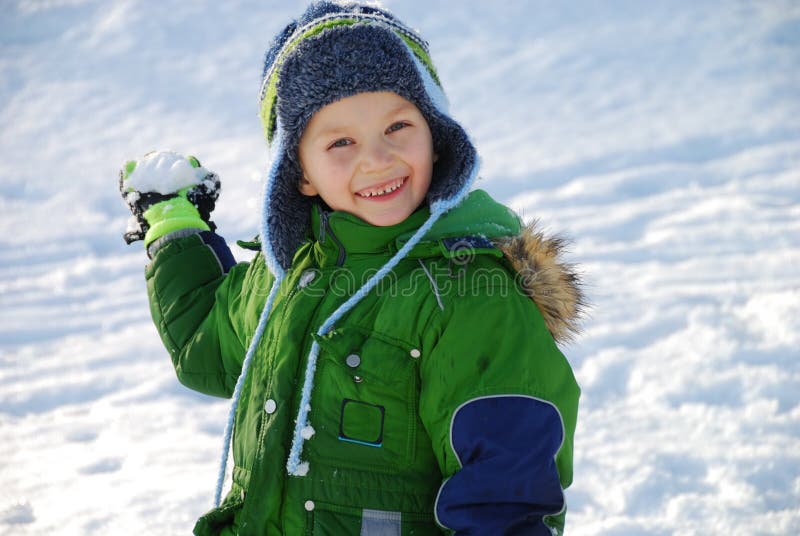 Menino do Snowball fotos de stock royalty free Menino do Snowball fotos de stock royalty free
