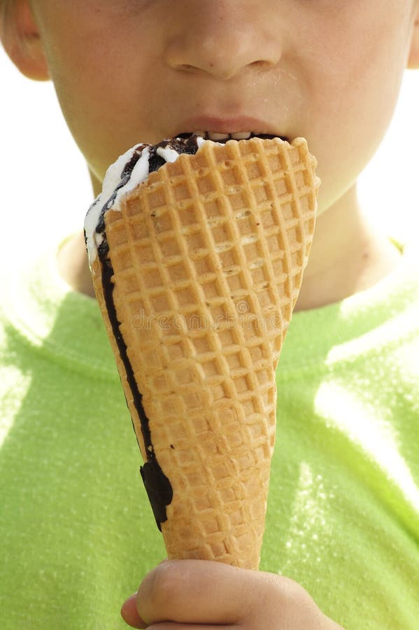 Rapaz e gelado fotografia de stock