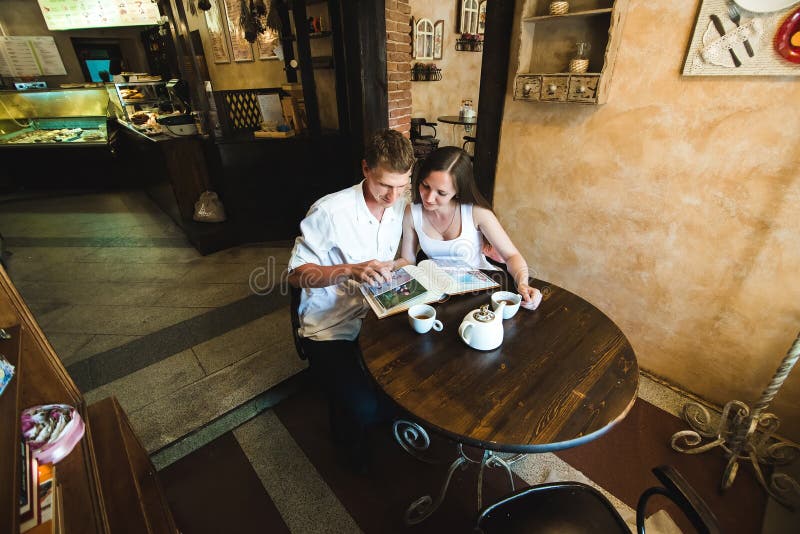 Menino e sua menina em imagens de observação de um vestido bonito imagem de stock Menino e sua menina em imagens de observação de um vestido bonito imagem de stock