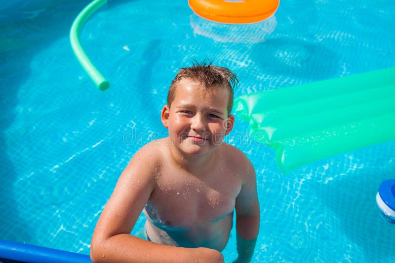 Menino em ter o divertimento na piscina fotos de stock royalty free Menino em ter o divertimento na piscina fotos de stock royalty free