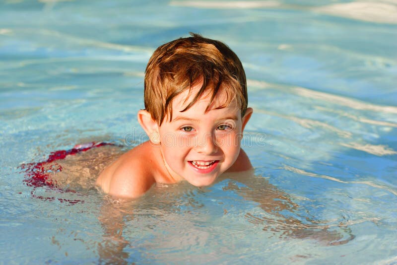 Menino em uma piscina fotos de stock Menino em uma piscina fotos de stock