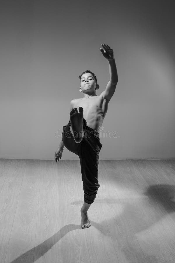 Menino engraçado bonito no estúdio da dança - dança de ruptura do homem novo imagens de stock Menino engraçado bonito no estúdio da dança - dança de ruptura do homem novo imagens de stock