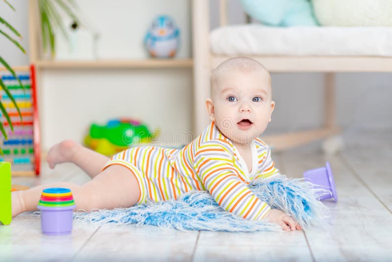 Dois meninos brincando com brinquedos na sala de jogos.