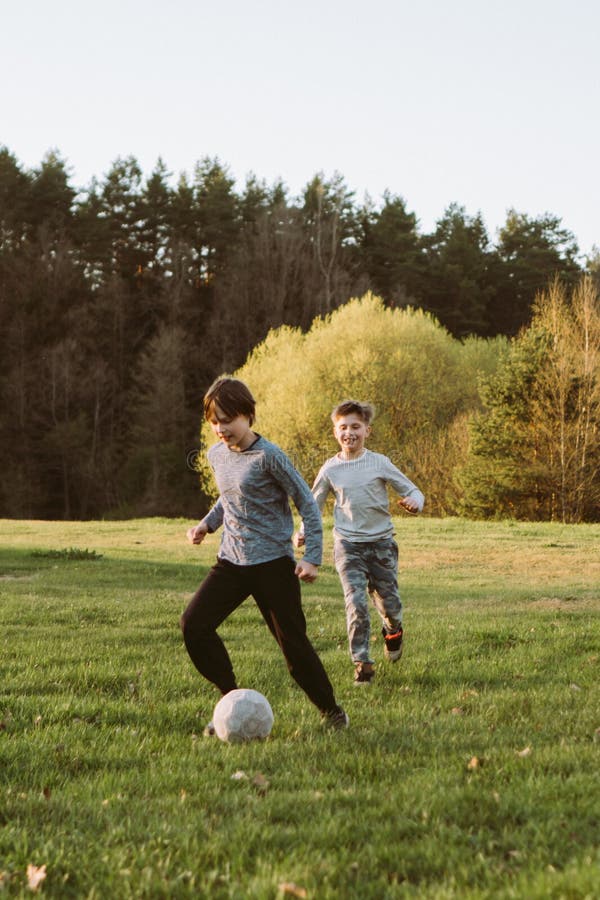 Um Menino Com O Pai Na Sala De Jogo Com Muitas Bolas Coloridas Pequenas  Imagem de Stock - Imagem de pouco, partido: 102012247