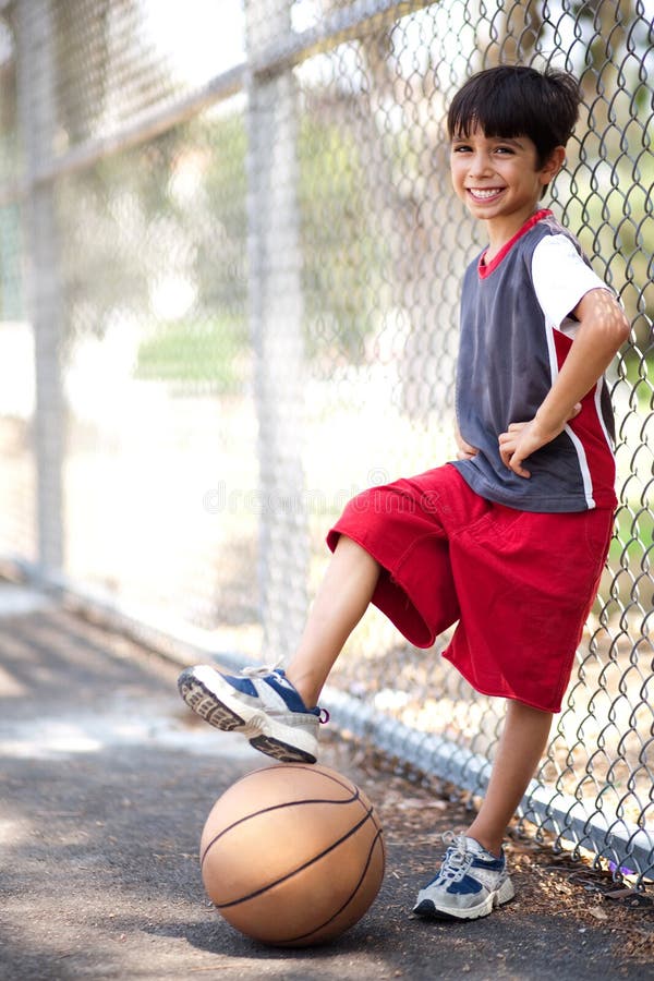 Esportivo Ensinando Garoto a Jogar Basquete Lá Fora Imagem de Stock -  Imagem de divertimento, objetivo: 216521365