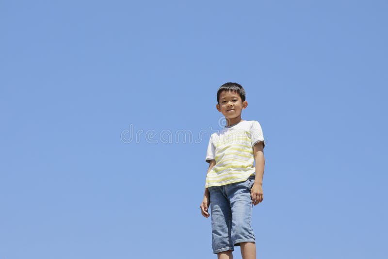 Menino japon?s sob o c?u azul imagem de stock Menino japon?s sob o c?u azul imagem de stock
