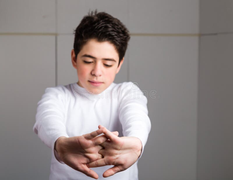 Menino latino-americano cansado com a pele da acne que estica o seu para trás com clas fotos de stock Menino latino-americano cansado com a pele da acne que estica o seu para trás com clas fotos de stock