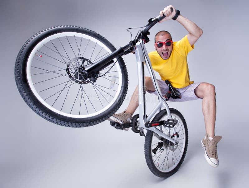 Jovem Caindo De Bicicleta Ao Fundo Foto de Stock - Imagem de emocional,  caucasiano: 161385594