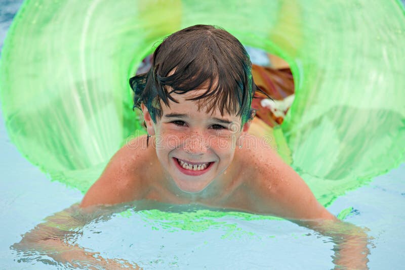 Menino na associação fotos de stock royalty free Menino na associação fotos de stock royalty free