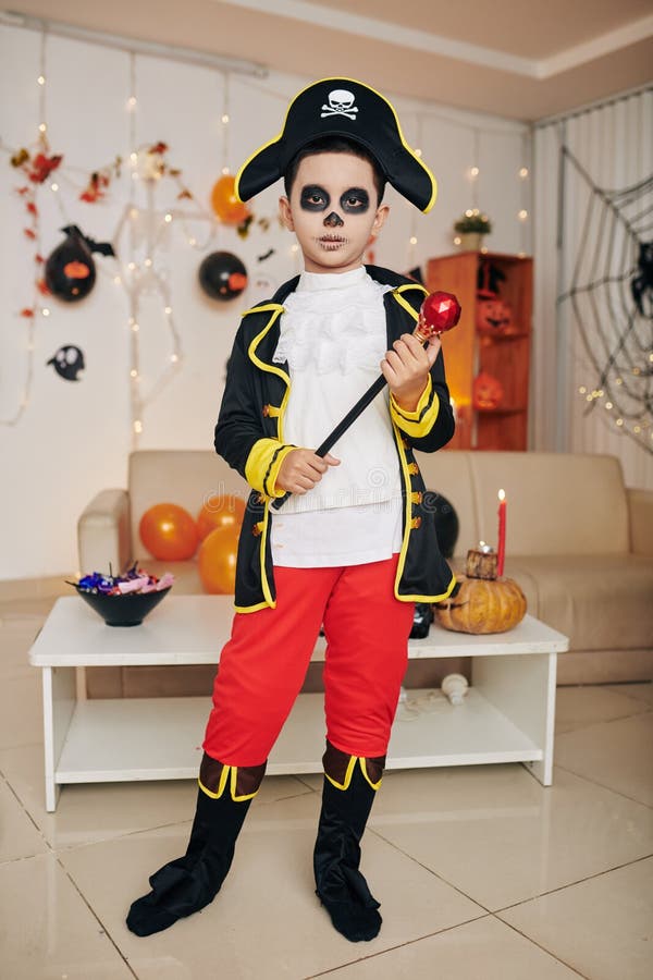 Menino Na Fantasia Pirata Do Halloween Imagem de Stock - Imagem de