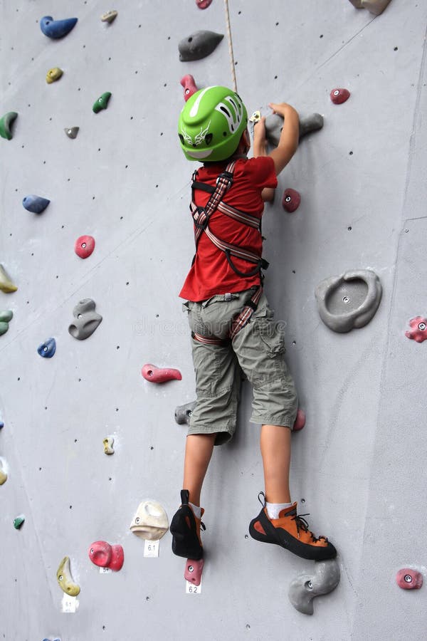 Paredes De Escalada Da Menina Engraçada No Centro De Jogo Das Crianças  Imagem de Stock - Imagem de pouco, shopping: 143532169