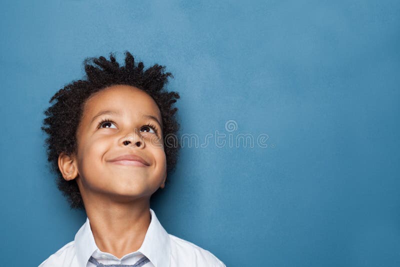 Garoto Negro Fecha Retrato De Sorriso Alegre Em Uma Camisa Azul Com  Suspensórios Brincadeira Afro-americana Nas Crianças Imagem de Stock -  Imagem de preto, afro: 152146495