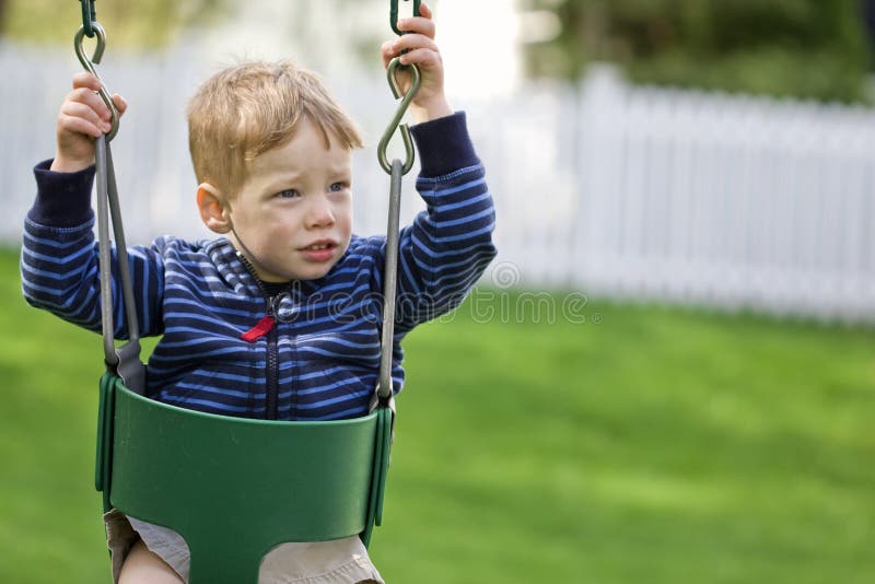 Menino no balanço imagem de stock Menino no balanço imagem de stock