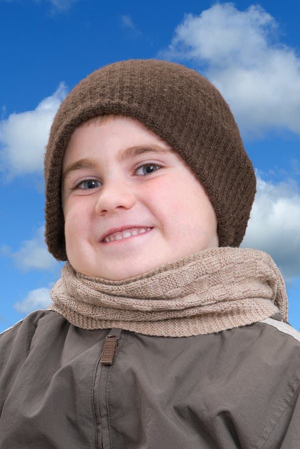 Menino no inverno imagens de stock royalty free Menino no inverno imagens de stock royalty free