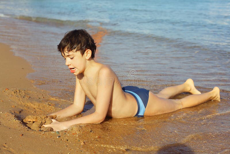 Jogos Dos Meninos Na Praia Com Areia Foto de Stock - Imagem de