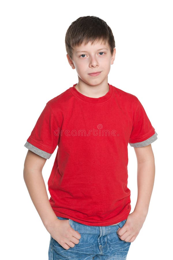 Menino novo considerável na camisa vermelha imagens de stock royalty free Menino novo considerável na camisa vermelha imagens de stock royalty free