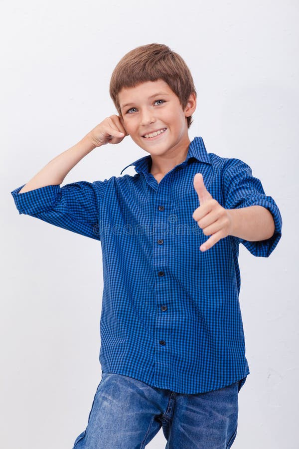 Menino novo feliz com chamada do gesto sobre o branco imagem de stock royalty free Menino novo feliz com chamada do gesto sobre o branco imagem de stock royalty free
