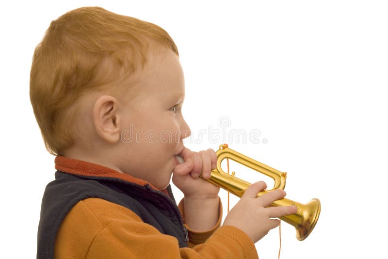 Menino novo que joga a trombeta do brinquedo imagens de stock Menino novo que joga a trombeta do brinquedo imagens de stock