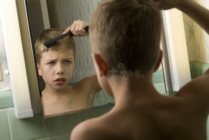Rapaz a pentear o cabelo fotos de stock royalty free