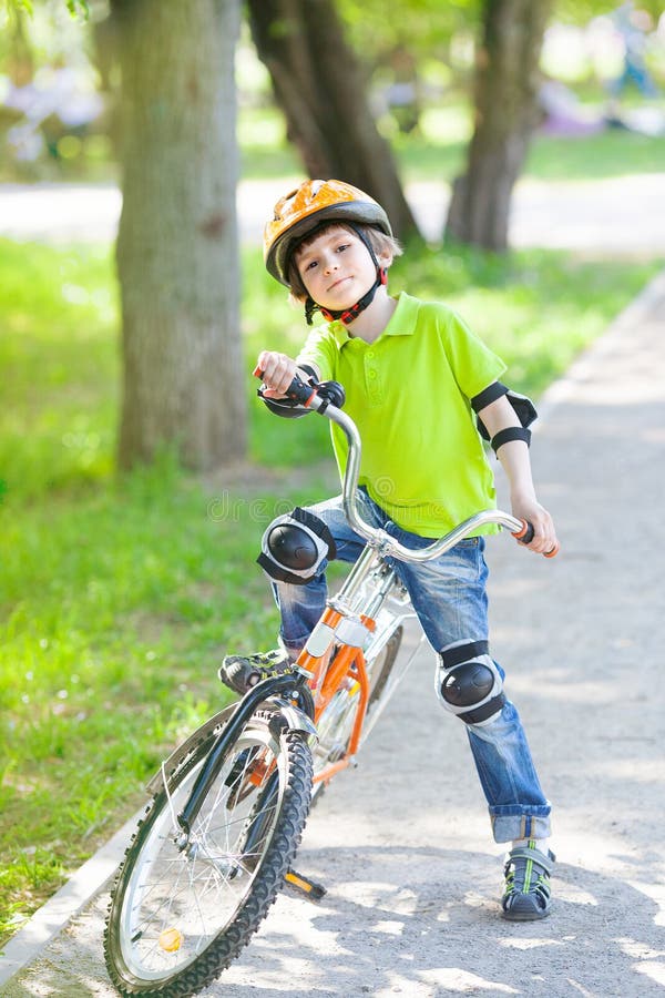 Jogo Do Rapaz Pequeno Com Bicicleta Foto de Stock - Imagem de