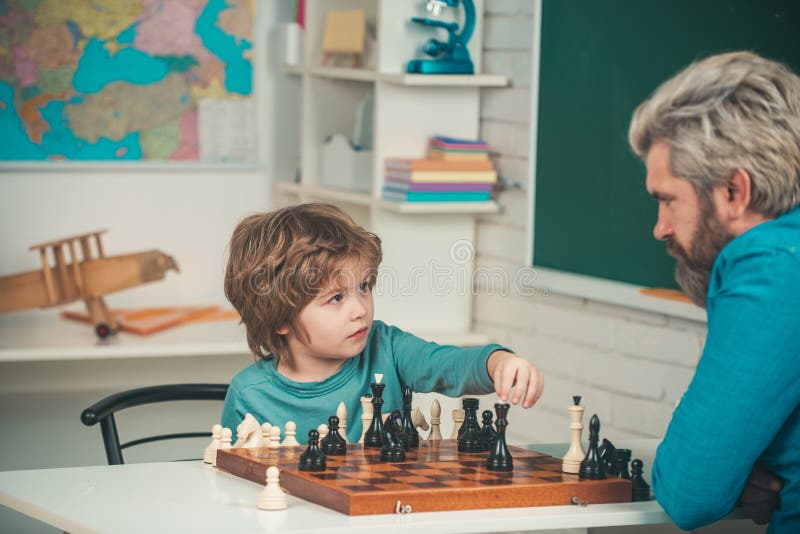 conceito de educação de xadrez online. menino sentado à mesa com