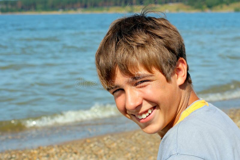 Menino perto da água fotografia de stock Menino perto da água fotografia de stock