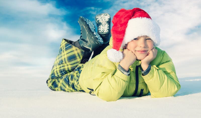 Menino que desgasta o chapéu de Santa fotos de stock Menino que desgasta o chapéu de Santa fotos de stock