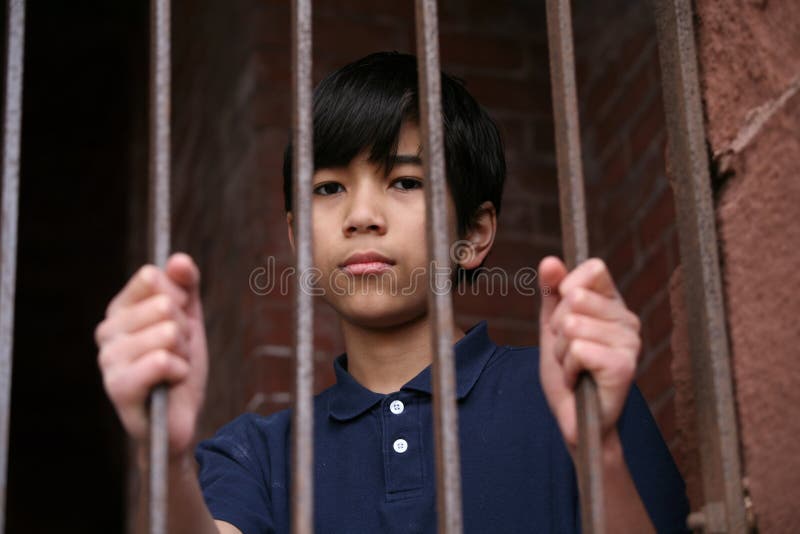 Prisioneiro Infantil Tenta Escapar Da Prisão. Imagem de Stock - Imagem de  infância, sala: 172691801