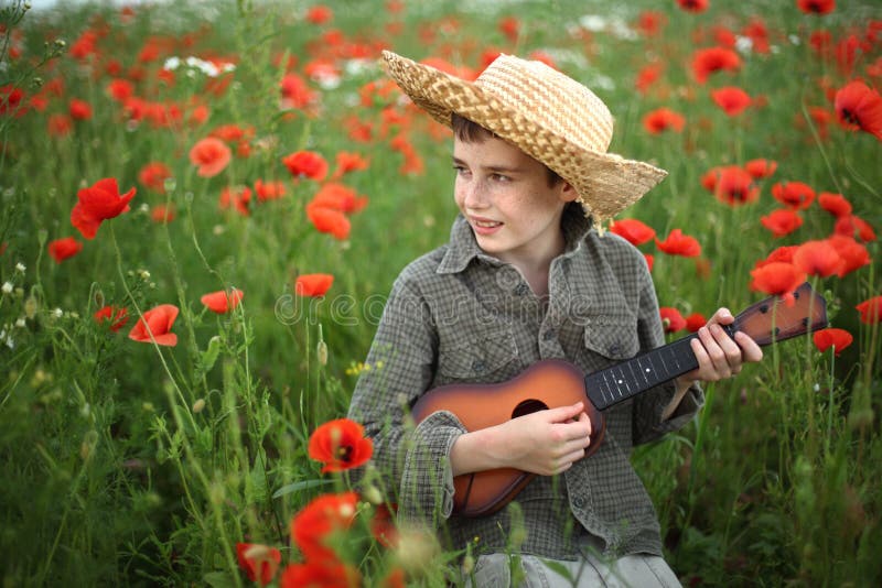 Menino que joga a guitarra fotografia de stock Menino que joga a guitarra fotografia de stock