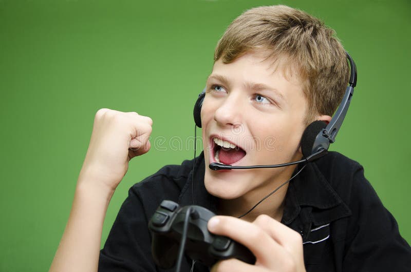 Menino que joga jogos de vídeo - VITÓRIA fotografia de stock Menino que joga jogos de vídeo - VITÓRIA fotografia de stock