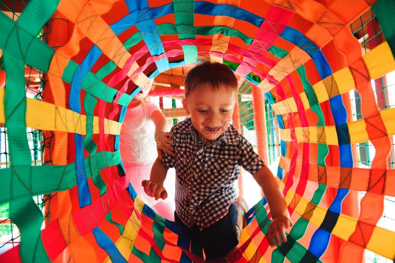 Bolas coloridas em um campo de jogo interno infantil