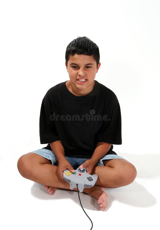 Um menino bonito de 4 anos joga um console de jogos segura um