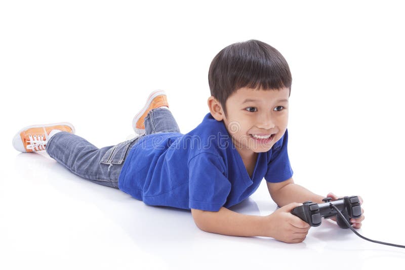 Um menino bonito de 4 anos joga um console de jogos segura um