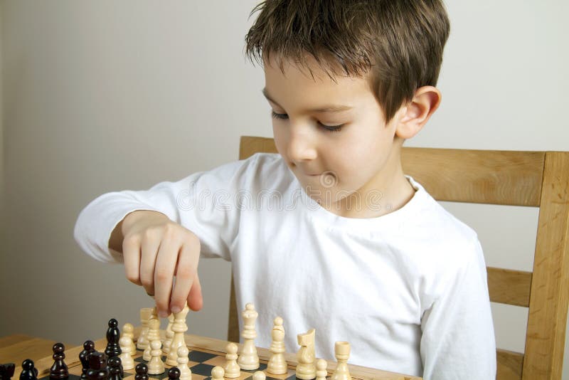 O Grandmaster Do Novato Com Gatinho Brincalhão Joga a Xadrez Foto de Stock - Imagem de infância, pelaria: 93275426