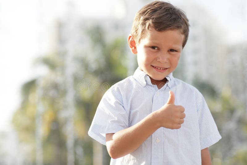 Menino que mostra um gesto do thumbs-up fotos de stock Menino que mostra um gesto do thumbs-up fotos de stock