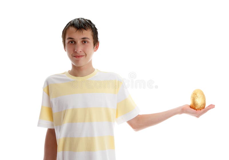 Menino que prende um ovo de easter dourado fotografia de stock Menino que prende um ovo de easter dourado fotografia de stock