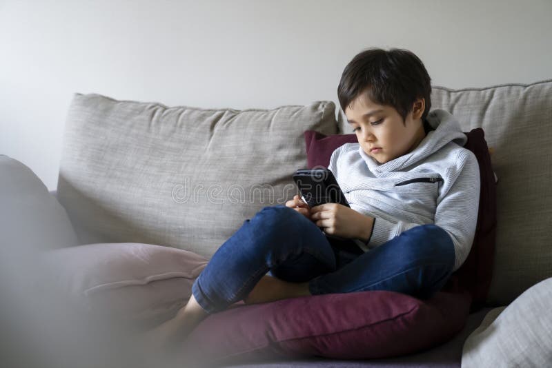 Tablet infantil e streaming noturno online para filmes de desenhos animados  ou jogos educativos antes de dormir em um forte de cobertores com um  aplicativo divertido menino e menina animados compartilhando leitura e  vício em internet