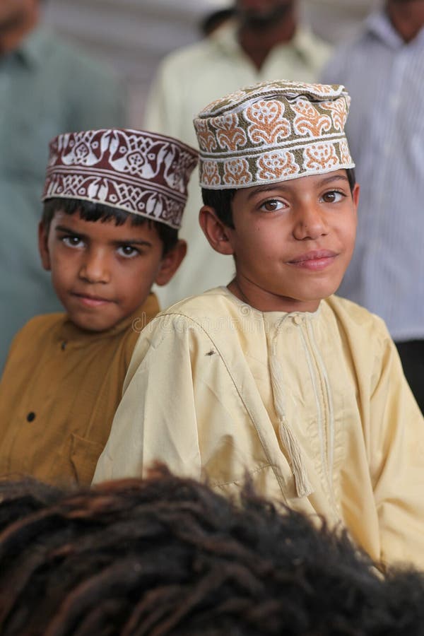 Meninos de Oman com roupa tradicional fotos de stock royalty free Meninos de Oman com roupa tradicional fotos de stock royalty free