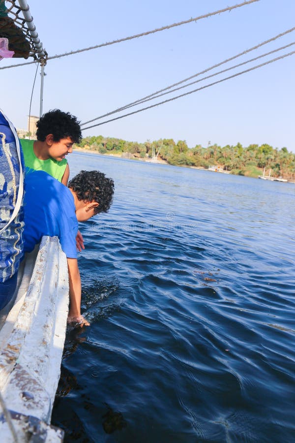 Meninos egípcios no barco foto de stock Meninos egípcios no barco foto de stock