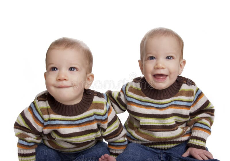 Meninos idênticos adoráveis bonitos do gêmeo do bebê fotografia de stock royalty free Meninos idênticos adoráveis bonitos do gêmeo do bebê fotografia de stock royalty free