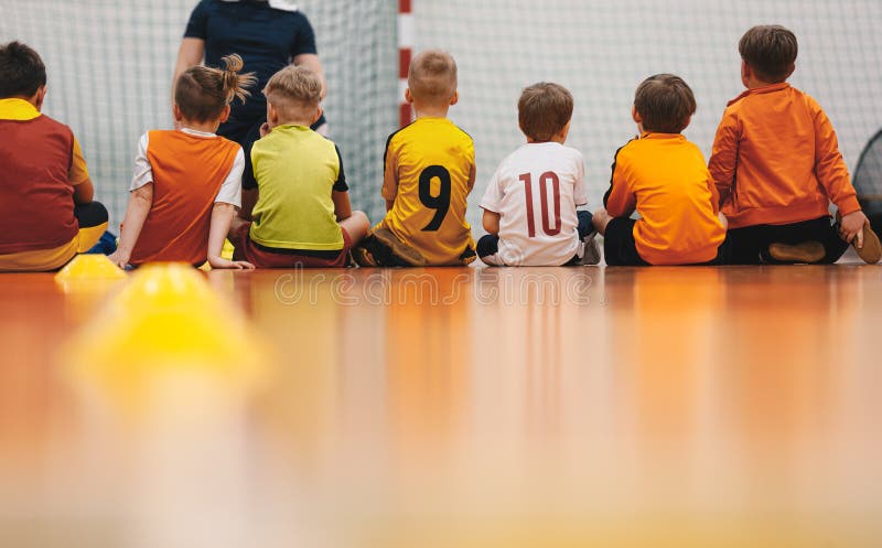 Meninos Na Sala De Aula Com Um Jovem Professor De Educação Física Foto de  Stock - Imagem de livre, jogo: 258113152