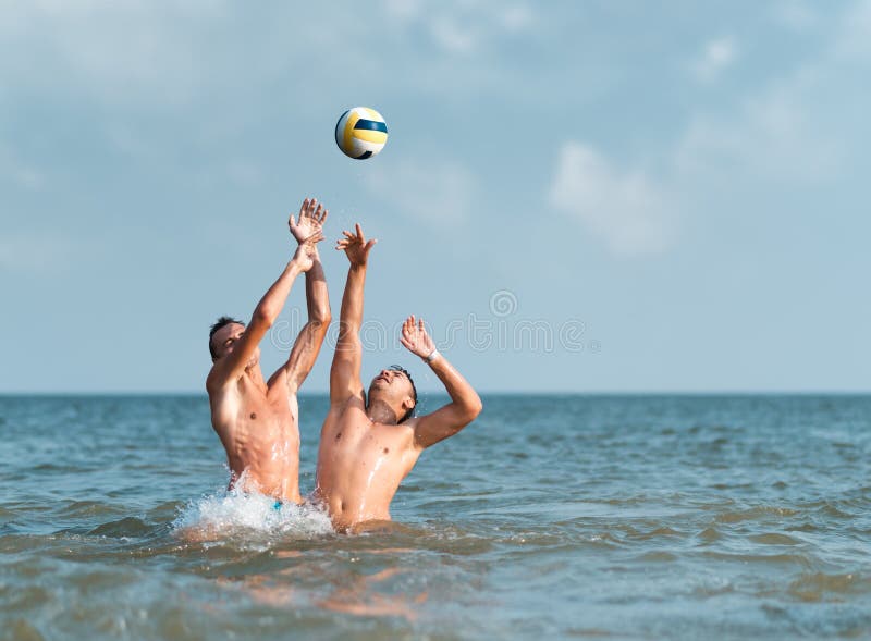 Jogador De Futebol Da Praia Na Ação Ângulo Largo Da Praia Ensolarada Imagem  de Stock - Imagem de oceano, atleta: 124770337