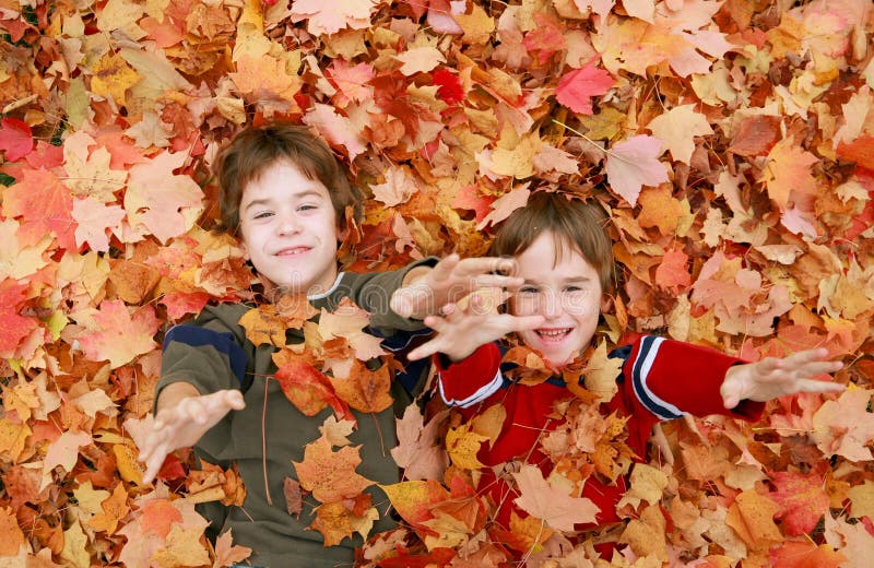 Meninos que têm o divertimento imagens de stock Meninos que têm o divertimento imagens de stock