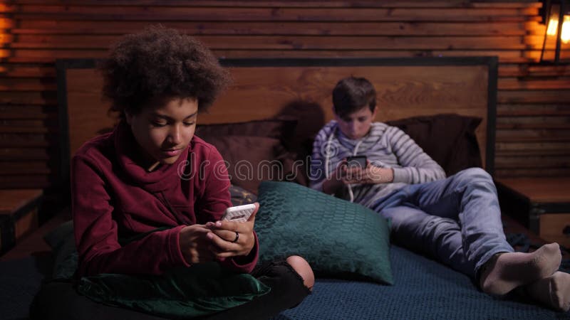 Dois meninos estão competindo em um jogo para celular