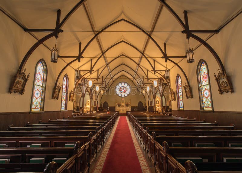 Menlo Park, California - 20 de noviembre de 2017: Interior de la iglesia de la natividad foto de archivo libre de regalías Menlo Park, California - 20 de noviembre de 2017: Interior de la iglesia de la natividad foto de archivo libre de regalías