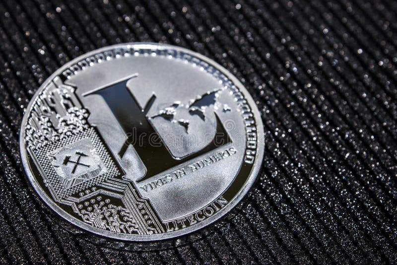 Menniczy cryptocurrency litecoin na czarnym tle obrazy royalty free